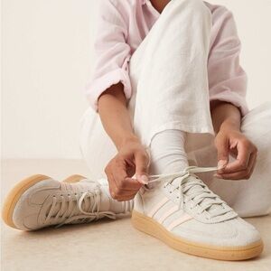 👟 adidas Originals Handball Spezial sneakers in light gray and pink